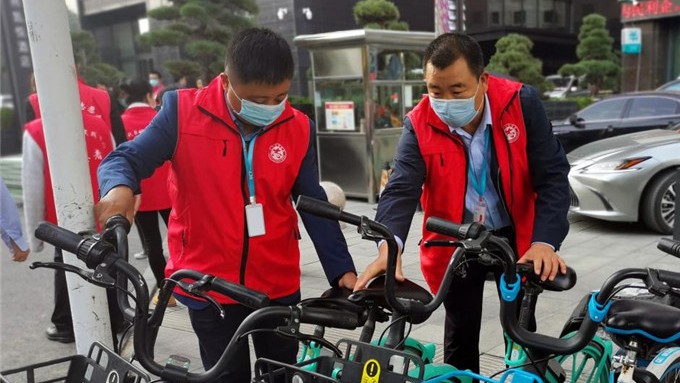 乐竞（中国）文旅集团志愿者参加广后街社区“整治共享单车乱停乱放”活动