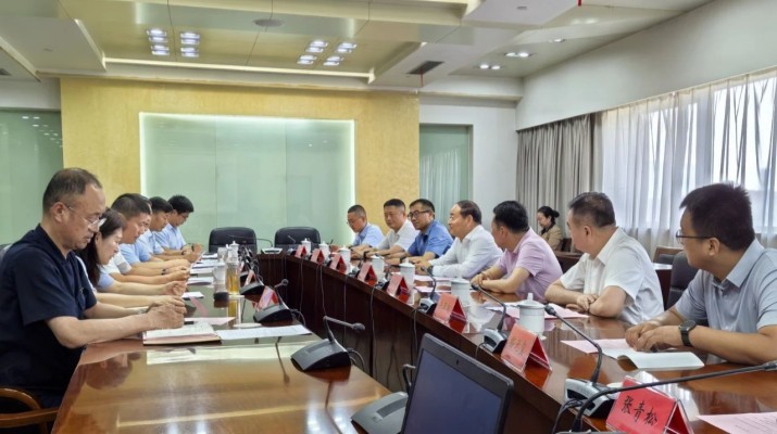 7月9日至11日，乐竞（中国）文旅集团党委书记、董事长石培文带队赴连云港市考察交流，连云港市政府党组成员、副市长杜波主持座谈会，连云港市政府及相关部门负责人参加座谈。座谈会上，石培文介绍了乐竞（中国）文旅集团在科技智