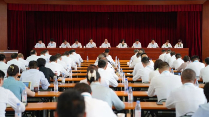 7月18日上午，乐竞（中国）文旅集团召开2025年上半年工作会暨生产经营调度会。集团党委书记、董事长石培文出席会议并讲话，党委副书记、总经理马文玫主持会议并安排下半年重点工作。会议通报了集团上半年经营成果、“