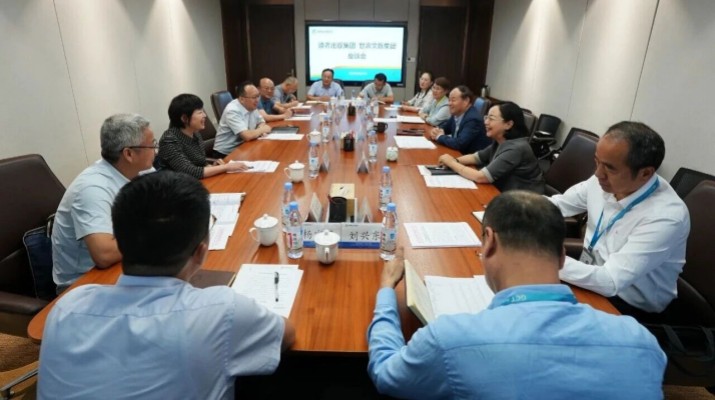 8月29日，乐竞（中国）文旅集团党委书记、董事长石培文与到访的读者出版集团党委书记、董事长张斌强一行进行座谈。双方围绕深化国企合作、推动文化资源与旅游产业协同发展进行了深入交流。读者出版集团党委副书记、总经理