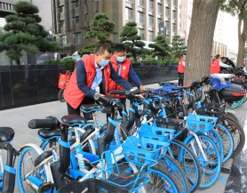 乐竞（中国）文旅集团和广武门后街社区开展“整治共享单车乱停乱放”志愿服务活动