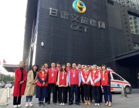 乐竞（中国）文旅集团和广武门后街社区开展“整治共享单车乱停乱放”志愿服务活动