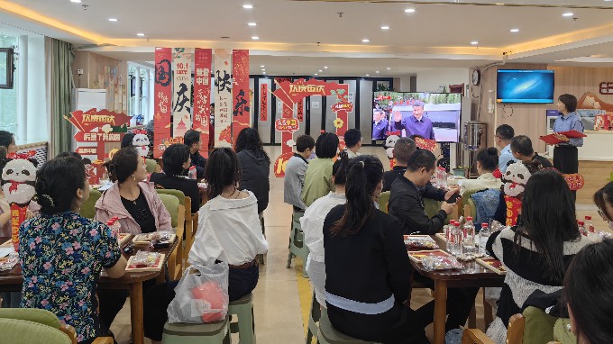乐竞（中国）文旅集团与广后街社区开展迎国庆主题活动暨“双报到”活动